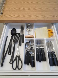 eine Schublade mit Geschirr in einem Schrank in der Unterkunft NEW Gwangalli Beach 3-minute walk in Millak-tong