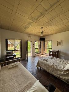 1 dormitorio grande con 1 cama y TV en Finistterra, en Tanti