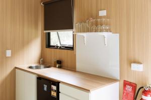 Kuchyň nebo kuchyňský kout v ubytování Yarriabinni Escape 2 by Tiny Away