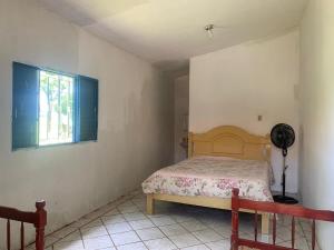 een kleine slaapkamer met een bed en een raam bij Hotel fazenda Monte Verde in Uberlândia