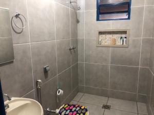 een badkamer met een douche en een wastafel bij Hotel fazenda Monte Verde in Uberlândia +30 foto's