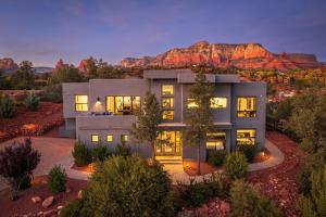 Nespecifikovaný výhled na hory nebo výhled na hory při pohledu z prázdninového domu