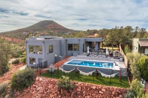 Bazén v ubytování Sedona Dream - 5BR Pool Spa Firepit Golf nebo v jeho okolí