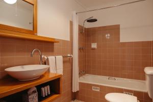 Koupelna v ubytování Eiger Chalet + 94 fotografií