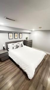 Un pat sau paturi într-o cameră la Soft Landing Spot Basement Hideout