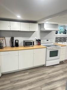 O bucătărie sau chicinetă la Soft Landing Spot Basement Hideout