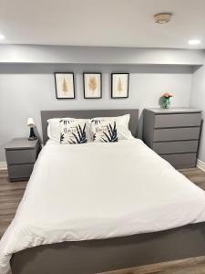 Un pat sau paturi într-o cameră la Soft Landing Spot Basement Hideout