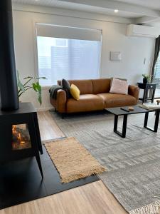 金斯顿Little Red Gate Urban Retreat的带沙发和壁炉的客厅