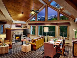 un salon avec un canapé et une cheminée dans l'établissement Fairmont Heritage Place, Franz Klammer Lodge, à Telluride
