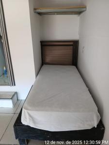 Bett in einem kleinen Zimmer mit einer Matratze in der Unterkunft Kitnet Micro Sobrado in Telêmaco Borba