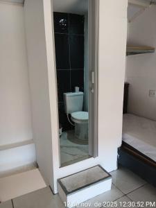 ein Bad mit WC in einem Zimmer in der Unterkunft Kitnet Micro Sobrado in Telêmaco Borba