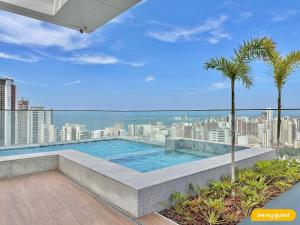 ein Schwimmbad auf dem Dach eines Gebäudes in der Unterkunft Beach Class Meireles in Fortaleza