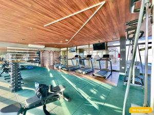 ein Fitnessstudio mit Laufbändern und Crosstrainern in einem Gebäude in der Unterkunft Beach Class Meireles in Fortaleza