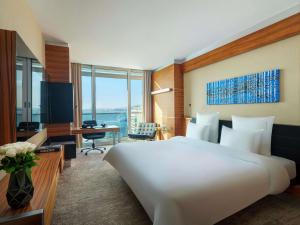 Ένα ή περισσότερα κρεβάτια σε δωμάτιο στο Swissotel Buyuk Efes Izmir