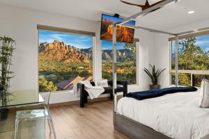 TV a/nebo společenská místnost v ubytování Sedona Dream - 5BR Pool Spa Firepit Golf