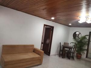 a living room with a couch and a table at Apartamento a 15 Min del centro in Cartagena de Indias