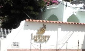 a white building with a sign on the side of it at Apartamento a 15 Min del centro in Cartagena de Indias