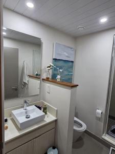 Ένα μπάνιο στο Chic poolside haven 3BR steps from the beach