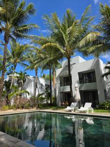 Πισίνα στο ή κοντά στο Chic poolside haven 3BR steps from the beach