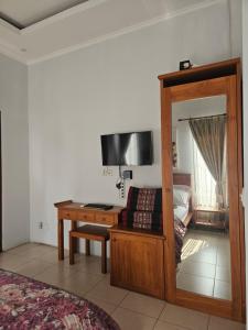 TV a/nebo společenská místnost v ubytování Puri Azalea