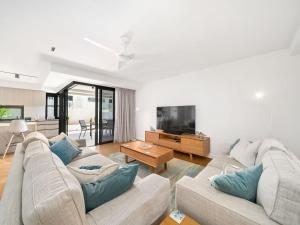 TV a/nebo společenská místnost v ubytování Sunrises and Sandy Toes