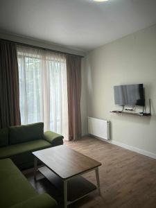 クタイシにあるHotel Kutaisi Globusのソファとコーヒーテーブルのあるリビングルーム