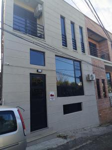 クタイシにあるHotel Kutaisi Globusの白い家