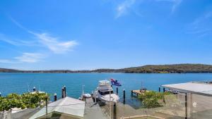 un barco está atracado en un muelle en un lago en 'Waterfront Studio' by HolidayCo, en Blackwall
