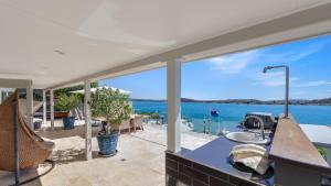 una casa con vista al agua en 'Waterfront Studio' by HolidayCo, en Blackwall