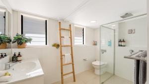Un baño con ducha, inodoro y escalera. en 'Waterfront Studio' by HolidayCo, en Blackwall