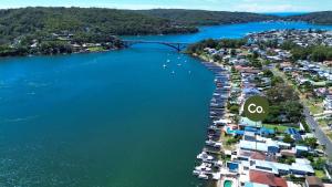 Una vista aérea de un puerto con barcos en el agua. en 'Waterfront Studio' by HolidayCo, en Blackwall