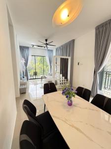 Χώρος καθιστικού στο The Cove Ipoh 6 pax