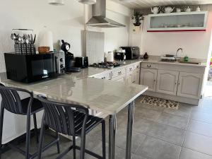 Kuchyň nebo kuchyňský kout v ubytování Appartement spacieux