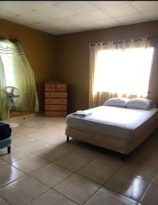 Postel nebo postele na pokoji v ubytování House Aura`s