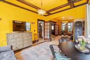 Et opholdsområde på The Yellow House Landmark