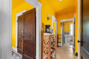 Et badeværelse på The Yellow House Landmark + 33 billeder