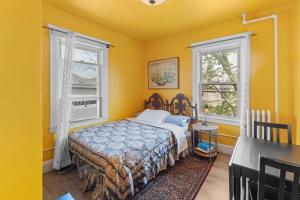 En eller flere senge i et værelse på The Yellow House Landmark