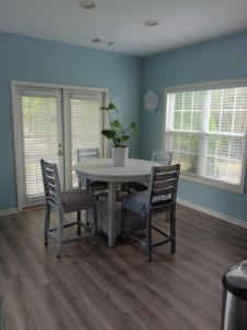 un comedor con una mesa con sillas y una maceta en The Vibe, en Conyers 34 fotos más