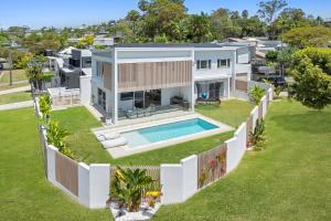 une vue aérienne d'une maison avec piscine dans l'établissement Luxe at Alex - Your Coastal Retreat Awaits, à Alexandra Headland