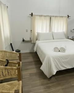 um quarto com uma cama com duas toalhas em Casa "Cerca del Mar" em Mazunte