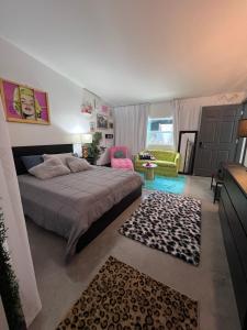 Ένα ή περισσότερα κρεβάτια σε δωμάτιο στο Portal- A Themed Boutique Hotel- Tampa +35 φωτογραφίες