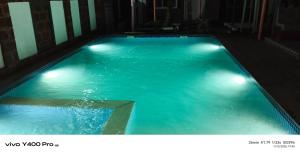 Πισίνα στο ή κοντά στο Redstone retreat varsoli,alibag