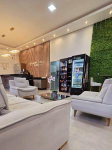 Conceição do AraguaiaにあるAraguaia Plaza Hotelの白いソファとドリンクマシンのあるロビー