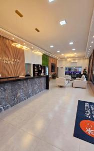 Conceição do AraguaiaにあるAraguaia Plaza Hotelのソファとバーのある空いているロビー