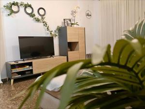 a living room with a flat screen tv at Encalma Vacacional El Ático in Puerto de Sagunto