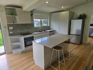 Η κουζίνα ή μικρή κουζίνα στο Urban Retreat near Hobart & Airport, Port Arthur +5 φωτογραφίες