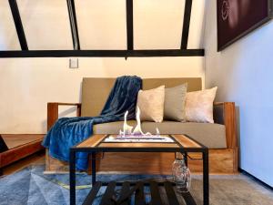 a living room with a couch and a table at Cabaña con jacuzzi en Venecia in Venecia +15 photos
