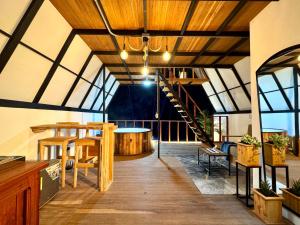 a room with a table and a staircase in a building at Cabaña con jacuzzi en Venecia in Venecia