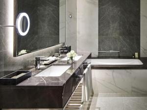 ドバイにあるフェアモント ドバイの洗面台と浴槽のあるバスルーム +175枚の写真