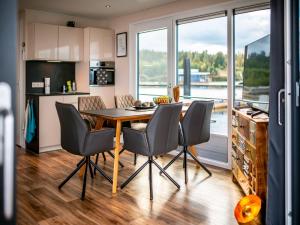 Two-bedroom holiday home, Klitten في Jahmen Ausbau: مطبخ وغرفة طعام مع طاولة وكراسي +32 صورة